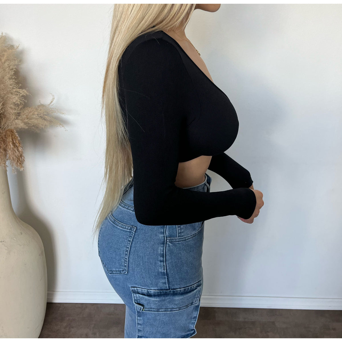 Linda Longe Sleeve Front U Top (Black)