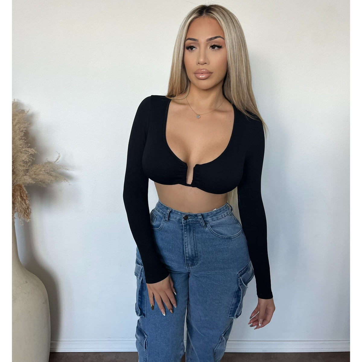 Linda Longe Sleeve Front U Top (Black)